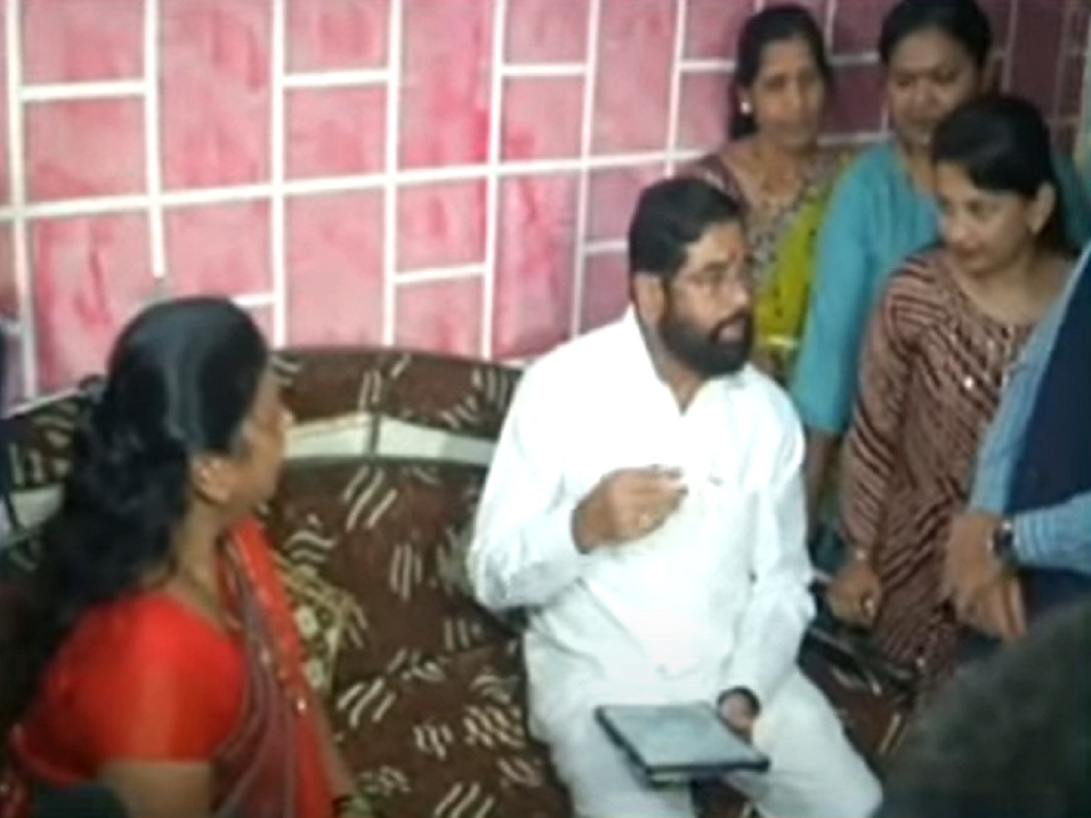 मुख्यमंत्री शिंदे थेट लाडक्या बहिणींच्या घरी, ठाण्यात कुटूंबभेटीचं सत्र...शिवसैनिक राज्यातल्या घरा घरात पोहचणार मुख्यमंत्री शिंदे थेट लाडक्या बहिणींच्या घरी, ठाण्यात कुटूंबभेटीचं सत्र...शिवसैनिक राज्यातल्या घरा घरात पोहचणार