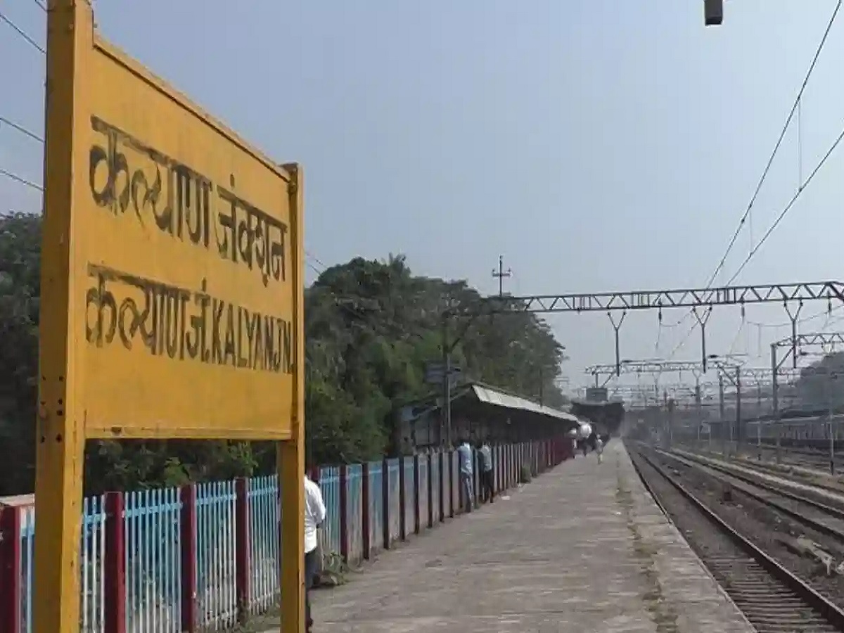 Mumbai Local Train: धावत्या लोकलमधून मायलेक नाल्यात पडले? कल्याण ठाकुर्ली रेल्वे स्थानकादरम्यानची घटना Mumbai Local Train: धावत्या लोकलमधून मायलेक नाल्यात पडले? कल्याण ठाकुर्ली रेल्वे स्थानकादरम्यानची घटना
