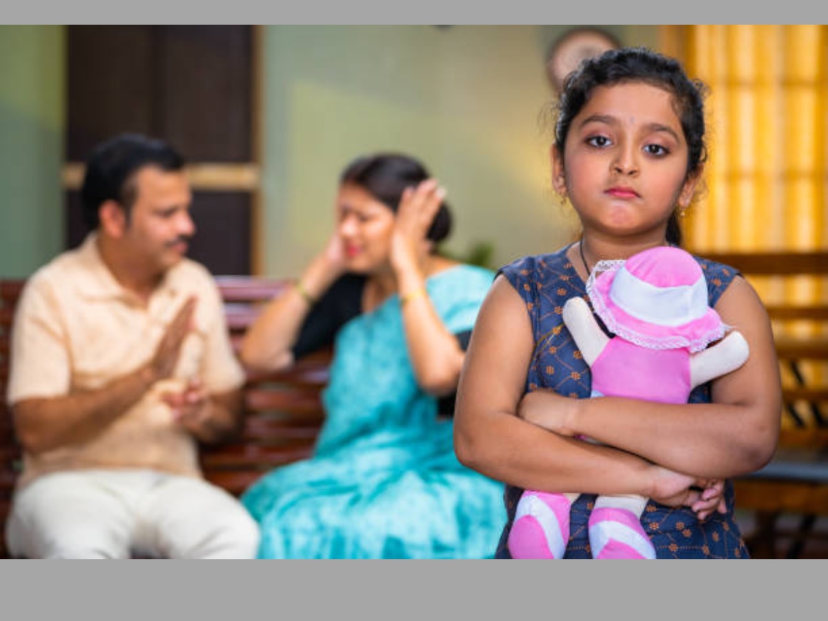 मुलांना परफेक्ट बनवण्याच्या नादात पालकच डिप्रेशनचे शिकार, अभ्यासात धक्कादायक खुलासा मुलांना परफेक्ट बनवण्याच्या नादात पालकच डिप्रेशनचे शिकार, अभ्यासात धक्कादायक खुलासा