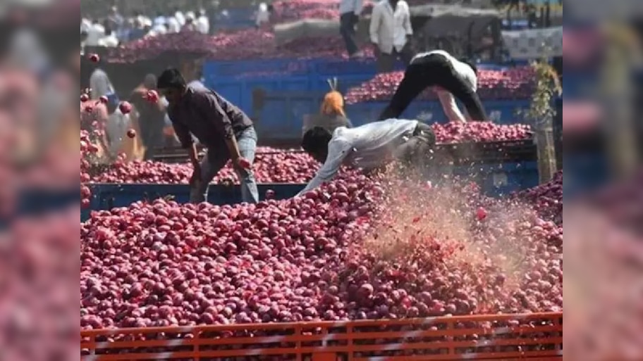 Onion : मोदी सरकारचा कांदा उत्पादक शेतकऱ्यांना मोठा दिलासा, कांद्यावरील निर्यात मूल्य हटवले