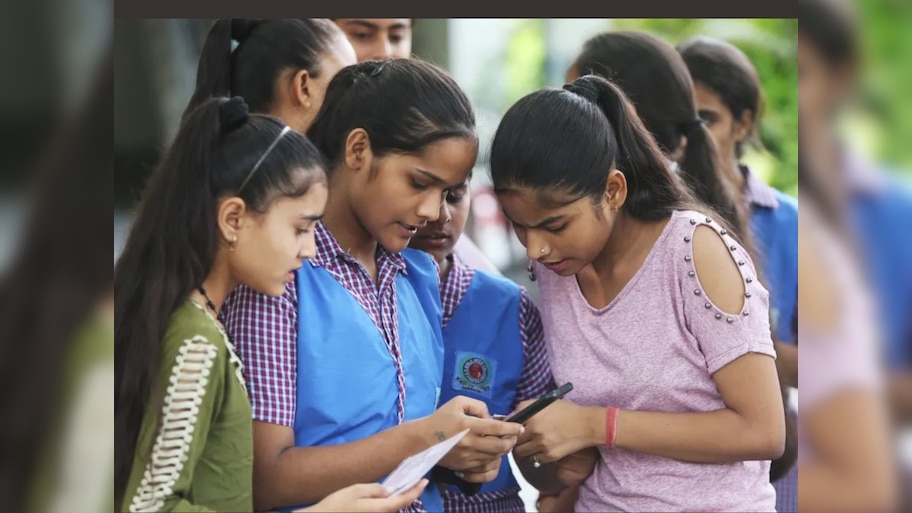 राज्‍यातील 2 लाख विद्यार्थ्‍यांचे भवितव्‍य अंधारात? शिक्षक संच मान्‍यता , कंत्राटी भरती का आलीय चर्चेत?