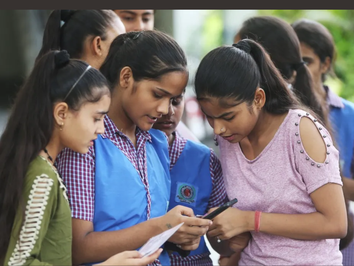 राज्यातील 2 लाख विद्यार्थ्यांचे भवितव्य अंधारात? शिक्षक संच मान्यता , कंत्राटी भरती का आलीय चर्चेत? राज्यातील 2 लाख विद्यार्थ्यांचे भवितव्य अंधारात? शिक्षक संच मान्यता , कंत्राटी भरती का आलीय चर्चेत?
