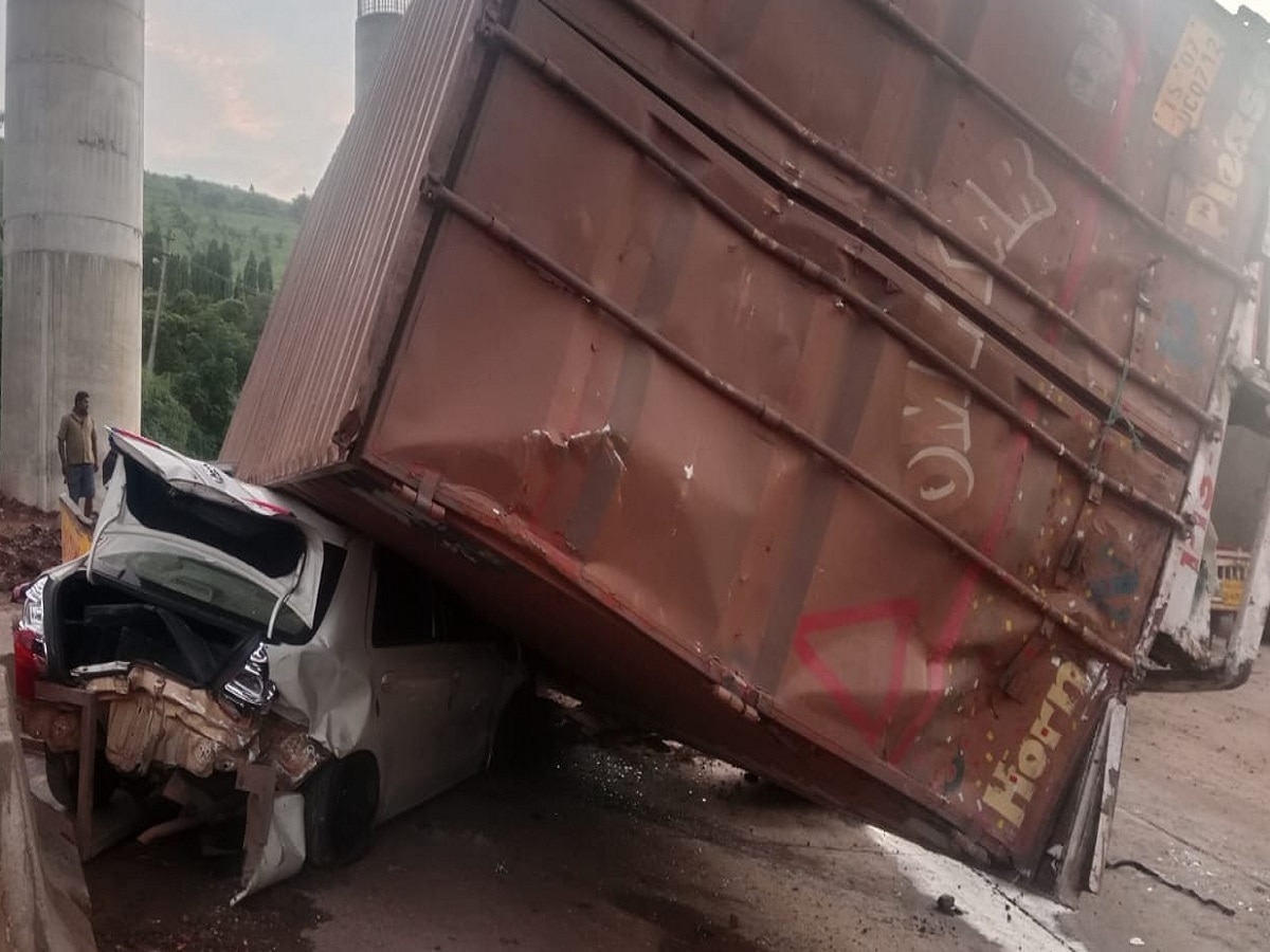 कोल्हापूरच्या तवंदी घाटात भीषण अपघात; कंटेनरची 7 वाहनांना धडक, 3 जण जागीच ठार