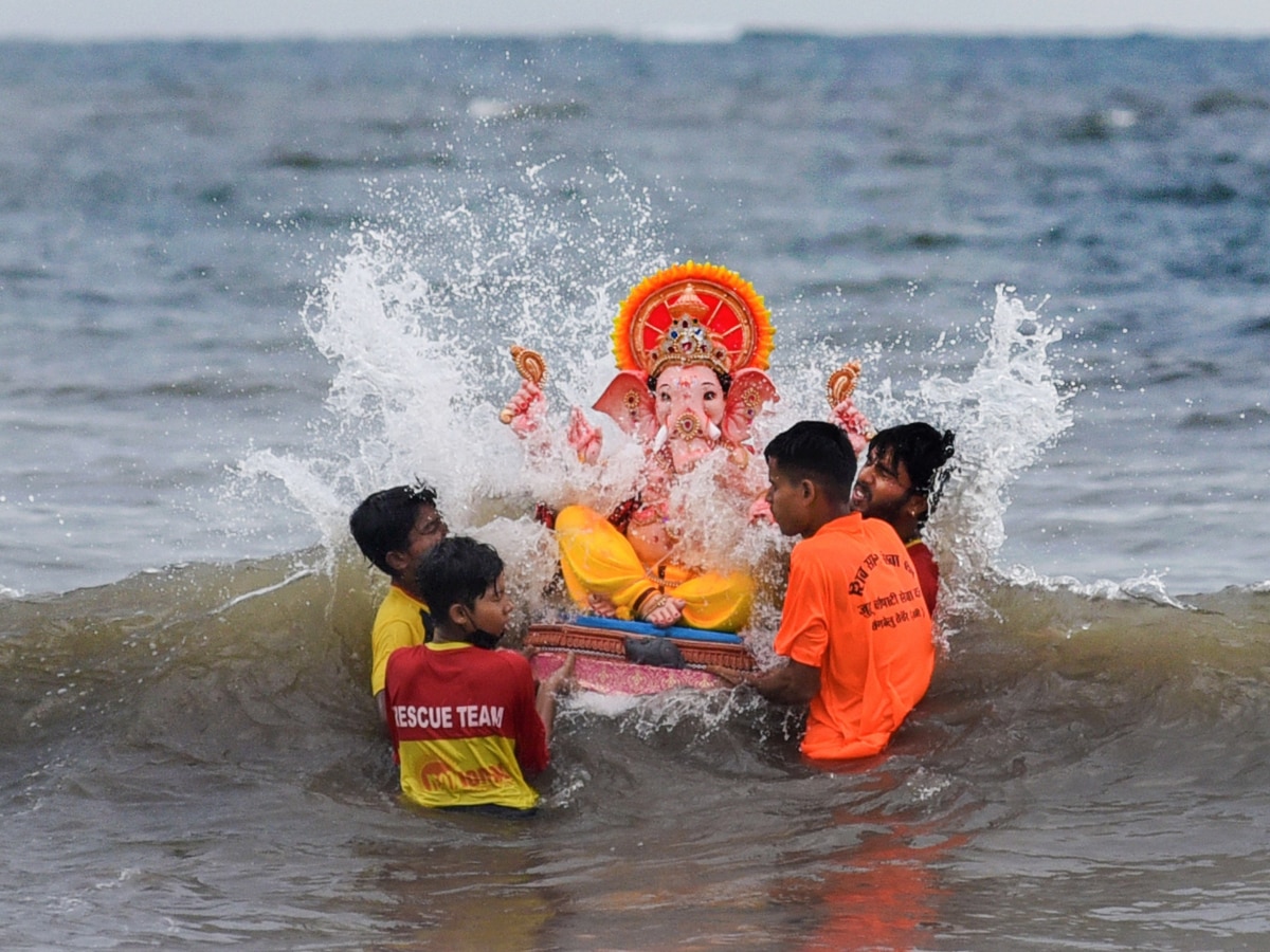 Ganesh Visrjan 2024: आपल्या लाडक्या बाप्पाच्या मूर्तीचे पाण्यात विसर्जन का करतात? महाभारताशी आहे कनेक्शन title=