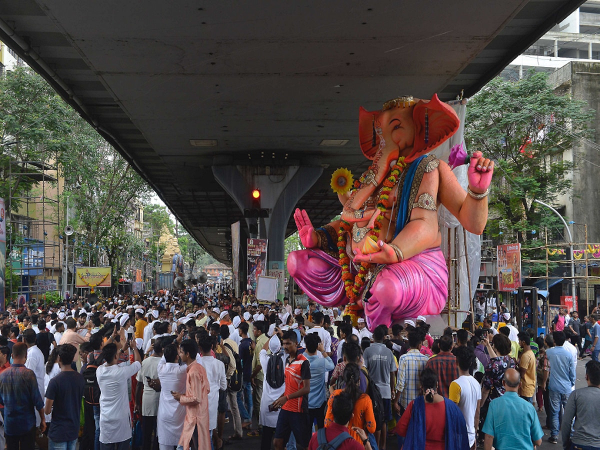 Mumbai Traffic Advisory: मुंबईतील 'या' रस्त्यांवर आज No Entry; कोणते मार्ग वळवले? पाहा वाहतूक मार्गातील महत्त्वाचे बदल  title=