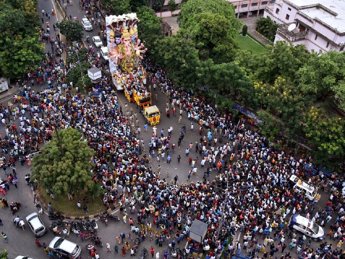 स्वप्नातही वाटलं नसेल असं काही तरी होईल; गणपती मिरवणुकीत नाचत असताना तरुणाचा मृत्यू title=