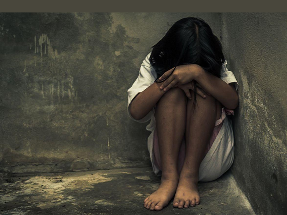 13 वर्षाच्या लेकीला सिकलसेल ऍनिमिया दुर्धर आजार, बापाने अत्याचार करुन बनवले गर्भवती 13 वर्षाच्या लेकीला सिकलसेल ऍनिमिया दुर्धर आजार, बापाने अत्याचार करुन बनवले गर्भवती