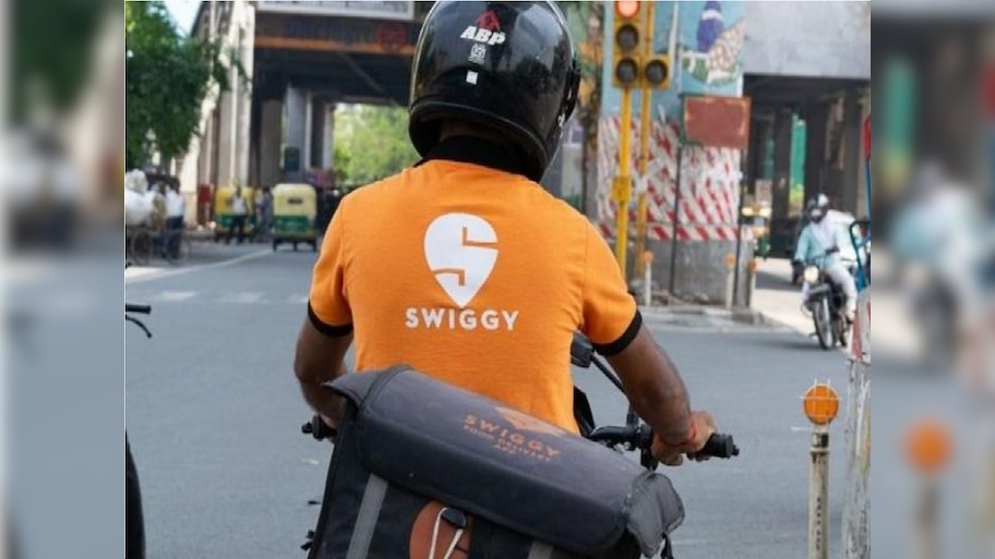 अर्ध्या रात्री महिलेने  Swiggy वर दिली अशी ऑर्डर, डिलिव्हरी बॉयला फुटला घाम...