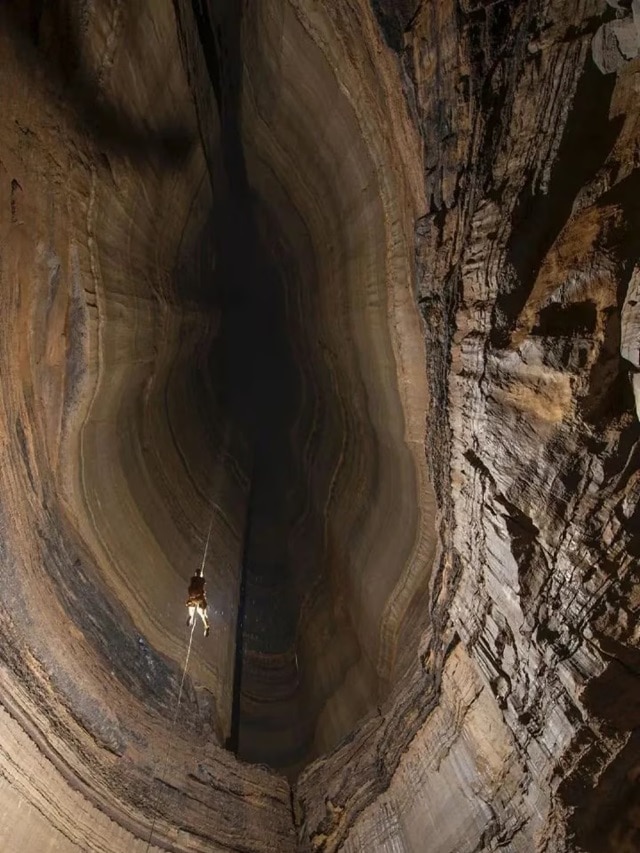 Deepest Pit,Dharti Ke Niche Gaya Banda,Ellison Ki Gufa,Ellison's Cave,Gehre Gufa Me Gaya Shaksh,Man In Deepest Pit,Man Went 1063 Feet Below The Earth,Omg Scene,Sabse Gehri Gufa,trending,viral, व्हायरल बातम्या, मराठी बातम्या, बातम्या 