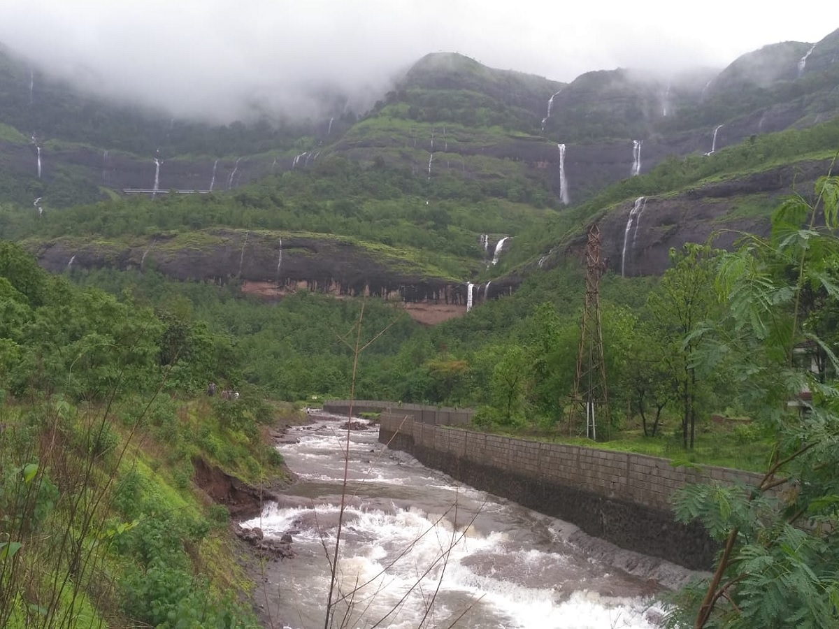 खोपोलीच्या झेनीथ वॉटरफॉलजवळ घडली थरारक घटना; एकाच कुटुंबातील चौघेजण अडकले खोपोलीच्या झेनीथ वॉटरफॉलजवळ घडली थरारक घटना; एकाच कुटुंबातील चौघेजण अडकले