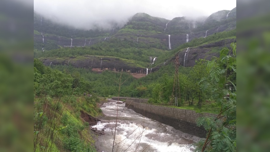 खोपोलीच्या झेनीथ वॉटरफॉलजवळ घडली थरारक घटना; एकाच कुटुंबातील चौघेजण अडकले