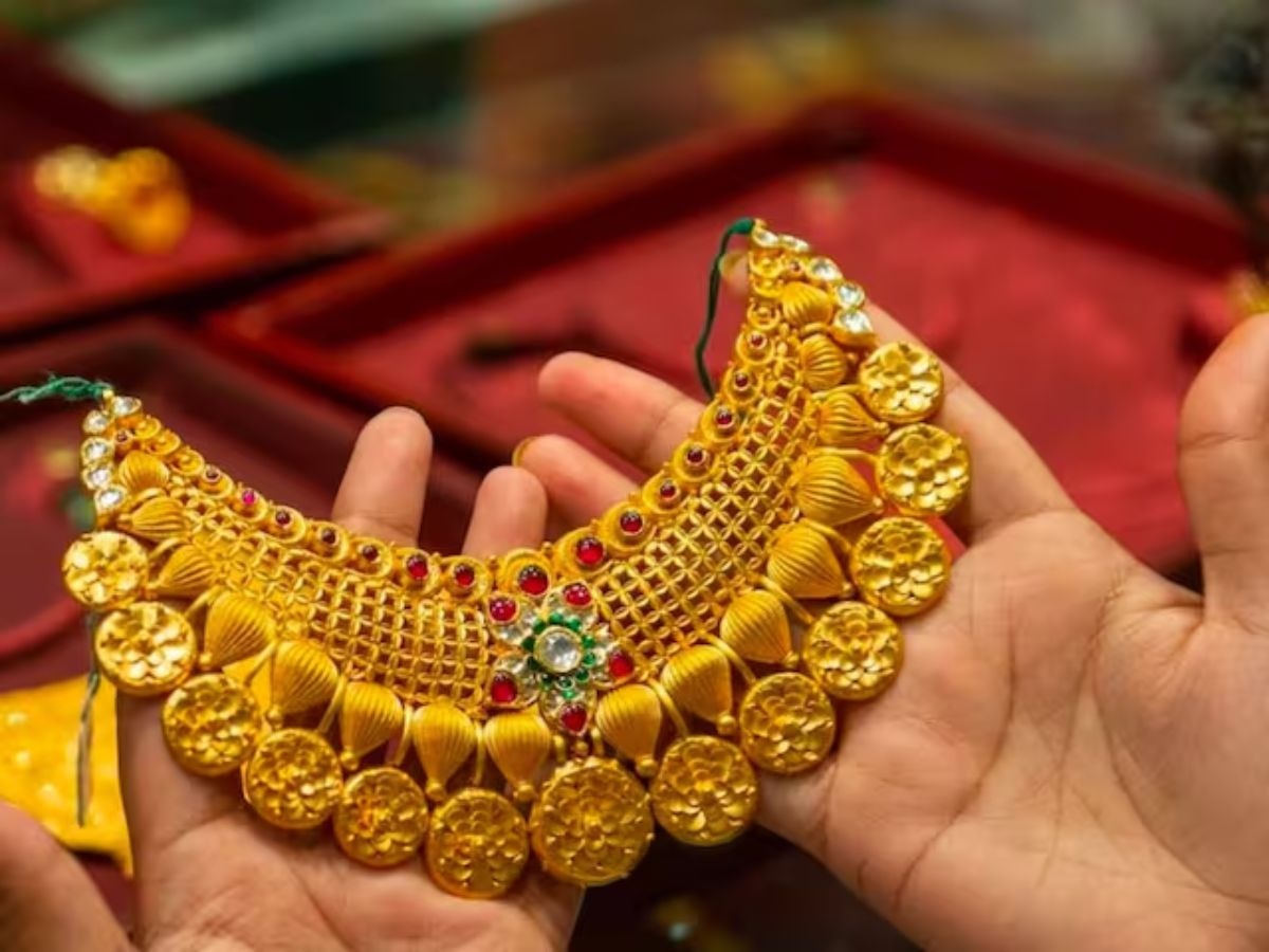 Gold Price at All Time High: ऐन सणासुदीत सोन्याच्या दरात उच्चांकी वाढ,  24 कॅरेटचा दर जाणून घ्या title=