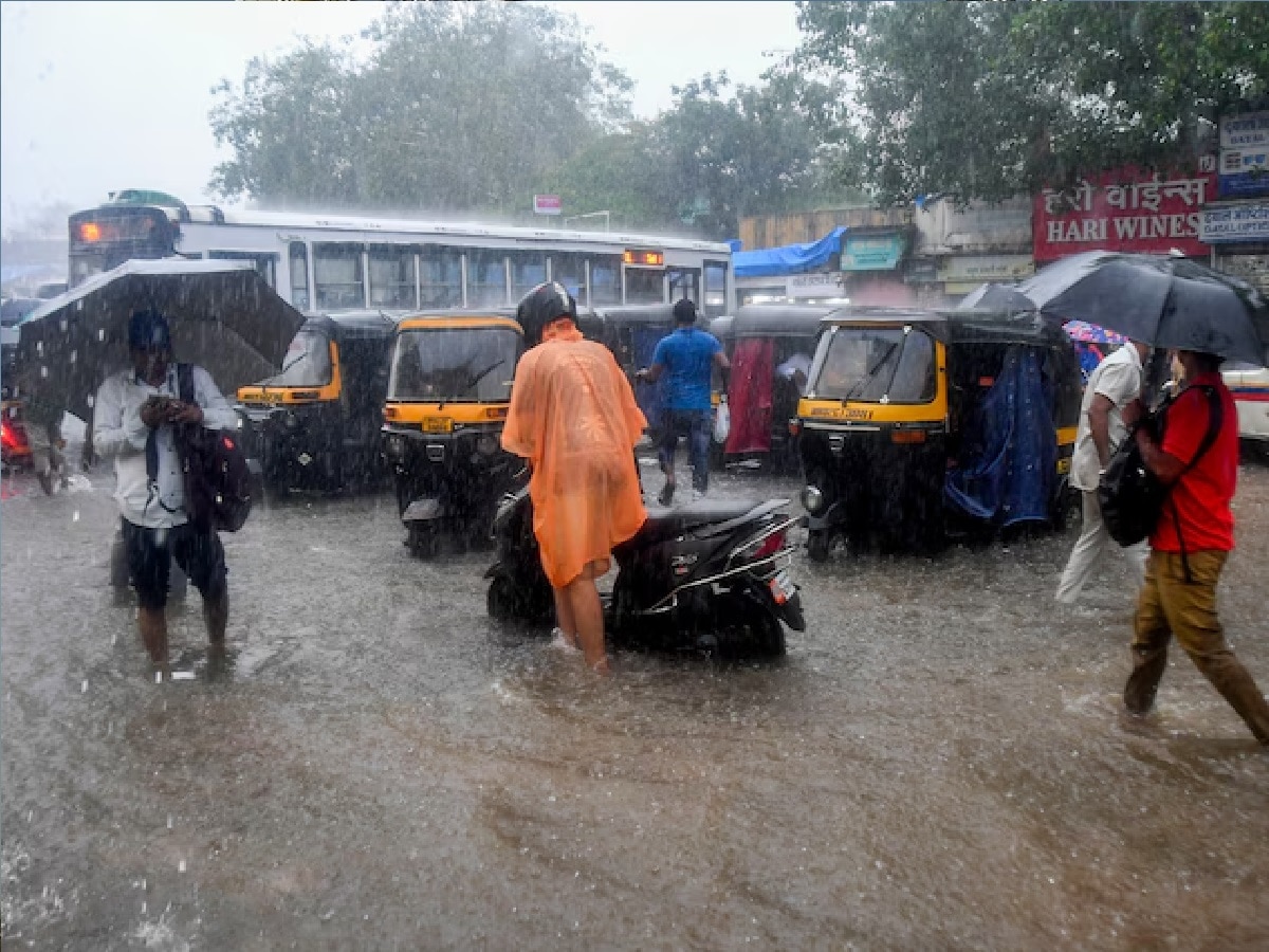 'मुख्यमंत्र्यांनी म्हटलं यंदा कुठेच पाणी तुंबलं नाही आणि 2 तासातच..' आदित्य ठाकरे यांचा टोला title=