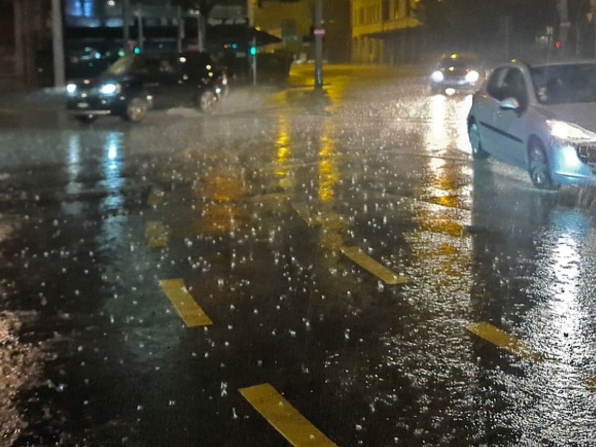 Mumbai Rain : एका दिवसात पडला दोन आठवड्यांचा पाऊस; मुंबईत अद्यापही रेड अलर्ट!  title=