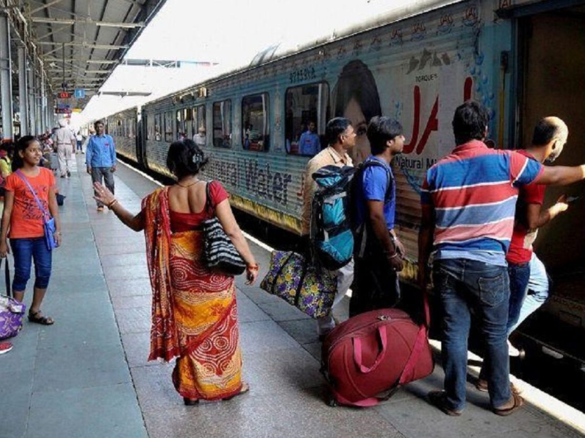 Indian Railway Free Food In Train Sachkhand Express route Marathi News