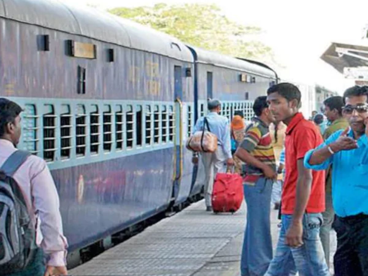 Indian Railway Free Food In Train Sachkhand Express route Marathi News