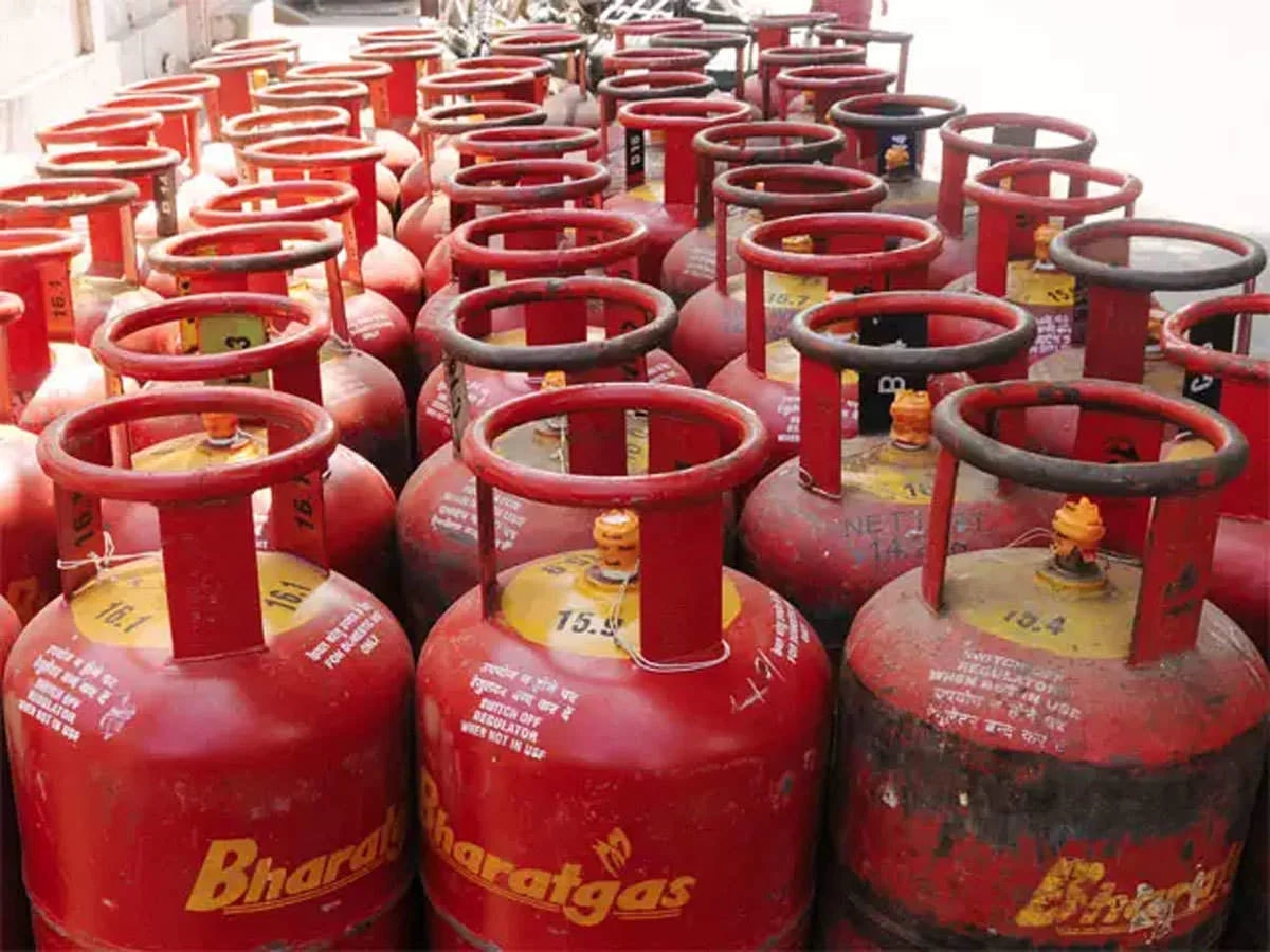 LPG : दिवाळीच्या तोंडावर महागाईचा भडका; LPG सिलेंडरचे वाढले दर, किती आहे किंमत?  title=