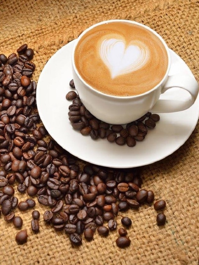 परफेक्ट Coffee कशी बनवायची? दुधात कधी आणि किती कॉफी टाकावी?