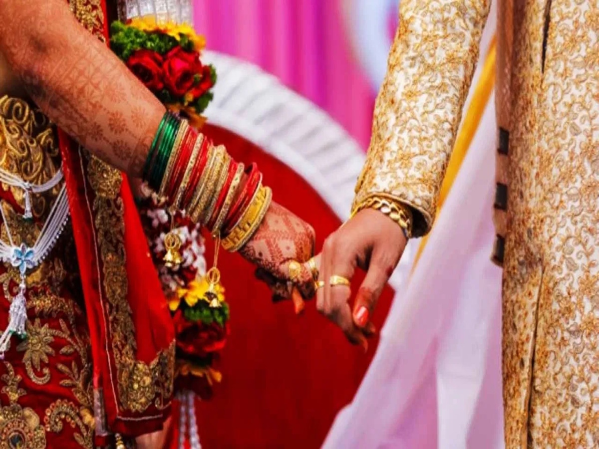 Brother and Sister Marriage : पैशांचा लोभापोटी भाऊ-बहिणीने घेतले 'सात फेरे'; काय आहे नेमकं प्रकरण? title=