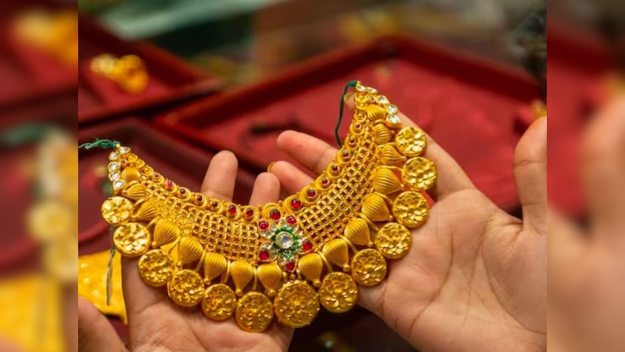 चांदीच्या दरात 1 हजारांची घट, दसऱ्याच्या आधीच सोनं झालं स्वस्त; 24 कॅरेटचे भाव जाणून घ्या 
