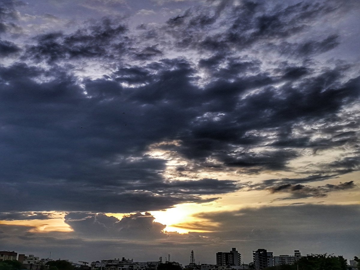 Maharashtra Weather News : पावसाचा हलका शिडकावा अन् प्रचंड उकाडा; बेभरवशाच्या हवामानानं वाढवली चिंता  title=