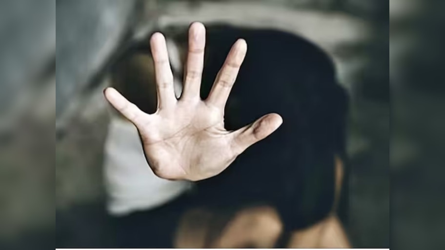 पाण्यातून गुंगीचं औषध दिलं अन्...; वांद्र्यात 18 वर्षांच्या तरुणीवर  सामूहिक बलात्कार