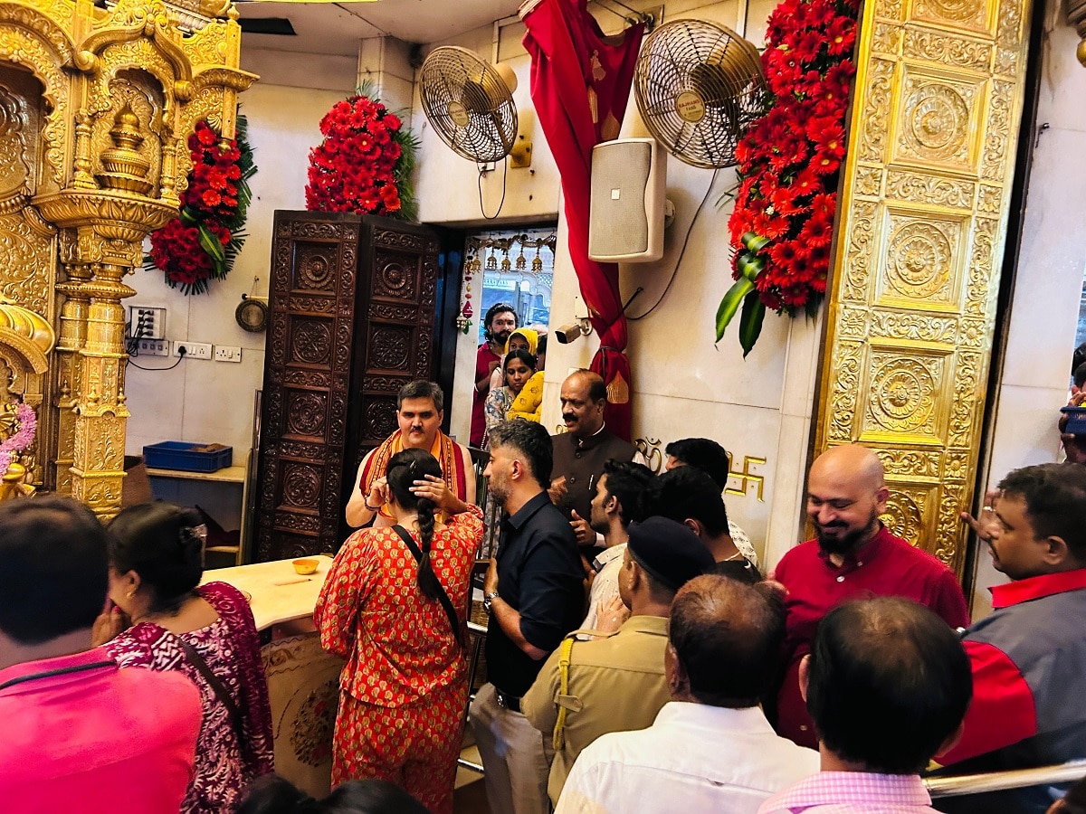 श्रीसिद्धिविनायक मंदिरात यापुढे प्रत्येक भाविकाच्या कपाळी भगवा टिळा, न्यासाचे निर्देश title=