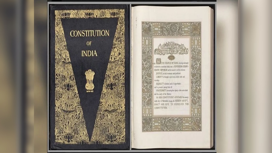  महाराष्ट्र सरकारचा ‘घर घर संविधान’ उपक्रम; शाळा आणि महाविद्यालयांमध्ये संविधानाच्या 75 वर्षांचा उत्सव