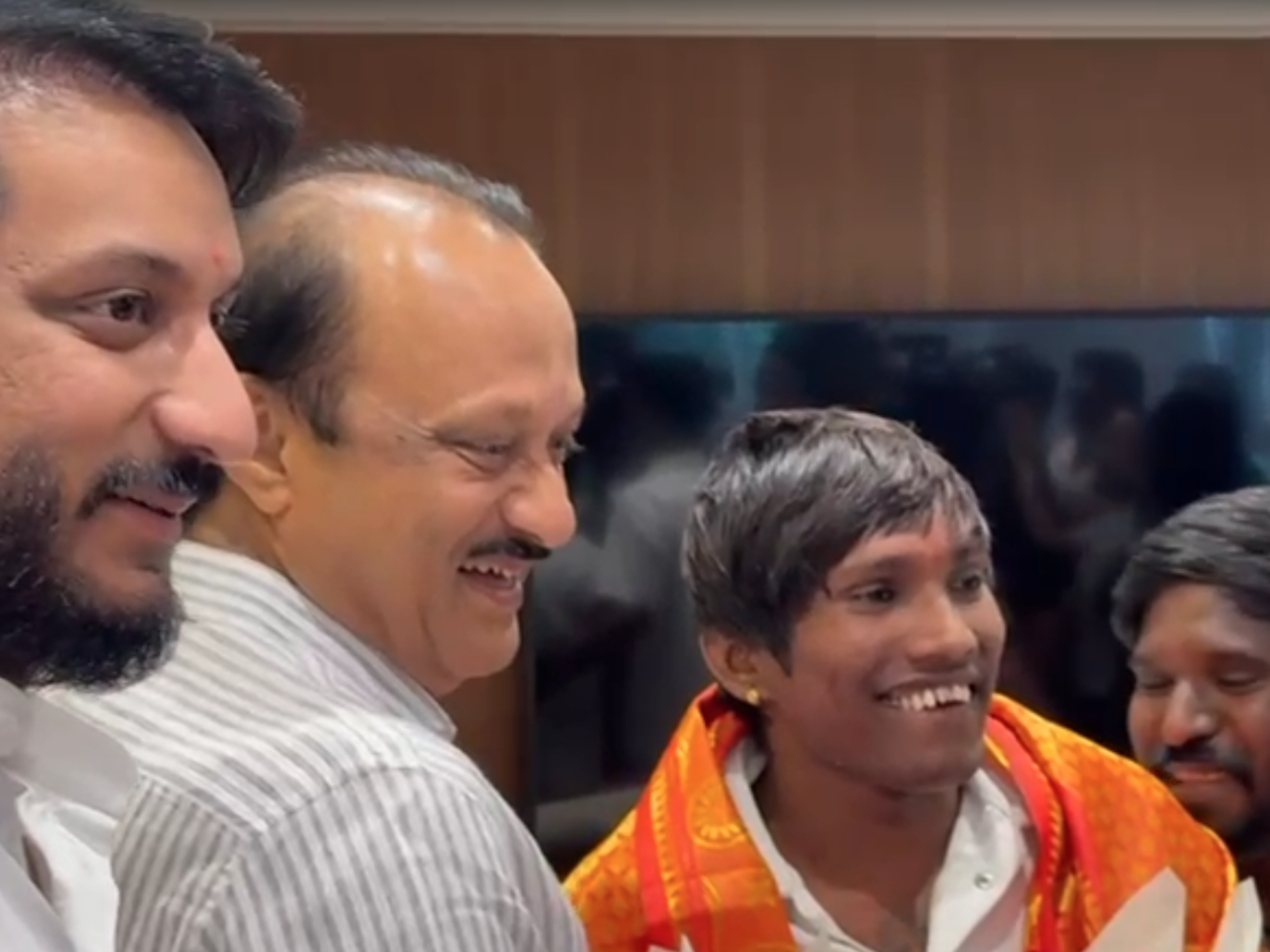 सुरज चव्हाणचा डायलॉग आणि खळखळून हसले अजित पवार! आयुष्यातली 'ती' इच्छा पूर्ण करण्याचे दिले आश्वासन सुरज चव्हाणचा डायलॉग आणि खळखळून हसले अजित पवार! आयुष्यातली 'ती' इच्छा पूर्ण करण्याचे दिले आश्वासन