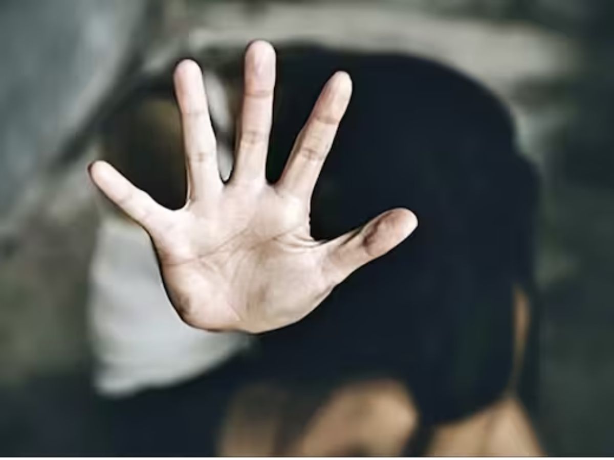 विकृतीचा कळस! वडिलांकडून मुलीवर वारंवार बलात्कार, मदतीसाठी भावाकडे गेली पण त्यानेही... 