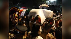  बाबा सिद्दीकी यांच्यावर मरीन लाईन्सच्या बडा कब्रस्तानमध्ये दफनविधी; राजकीय नेत्यांसह कलाकारांचीही उपस्थिती
