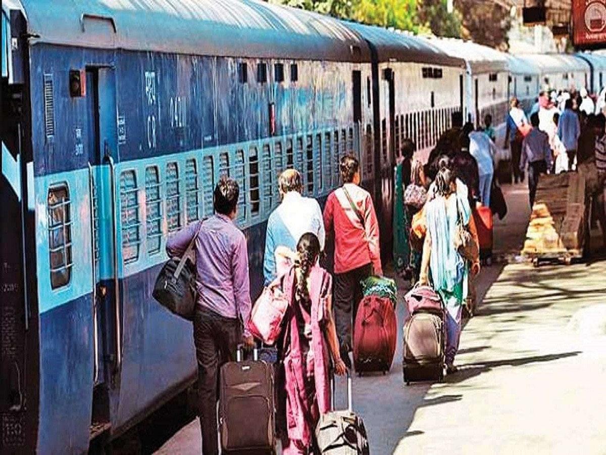 Indian Railway Train Delay 3 Hours man file case in Consumer Court Marathi News