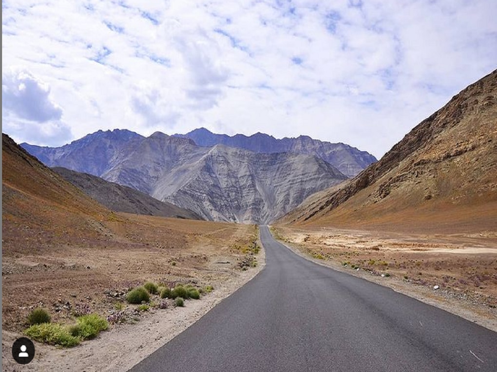 leh ladakh Magnetic Hill zero gravity place  