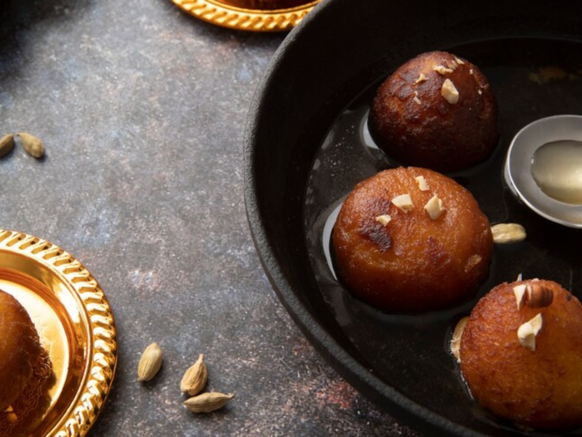 Gulab Jamun: दिवाळीत बनवा मऊ आणि चविष्ट गुलाब जामुन, जाणून घ्या सोपी Recipe  title=