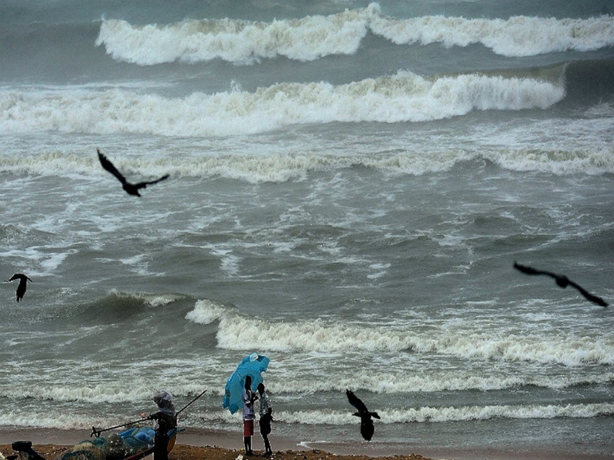 Maharashtra Weather News : वादळ, अतिवृष्टी अन्... राज्याच्या वेशीवर हवामानाचं रौद्र रुप; कोकण- विदर्भात काय स्थिती?  title=