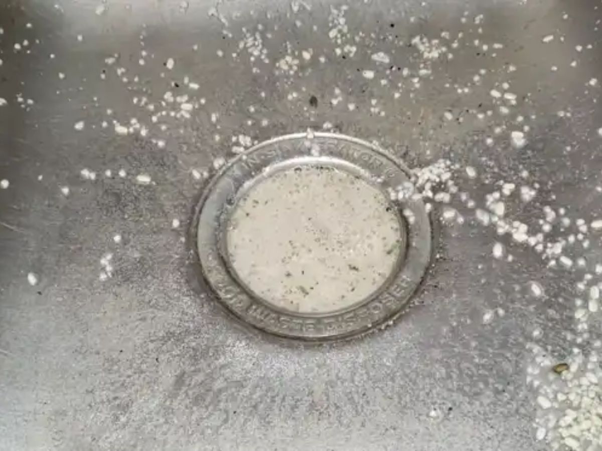 Kitchen Tips Clean the kitchen sink using rice sink will clean 