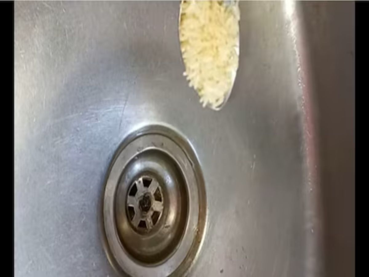 Kitchen Tips Clean the kitchen sink using rice sink will clean 