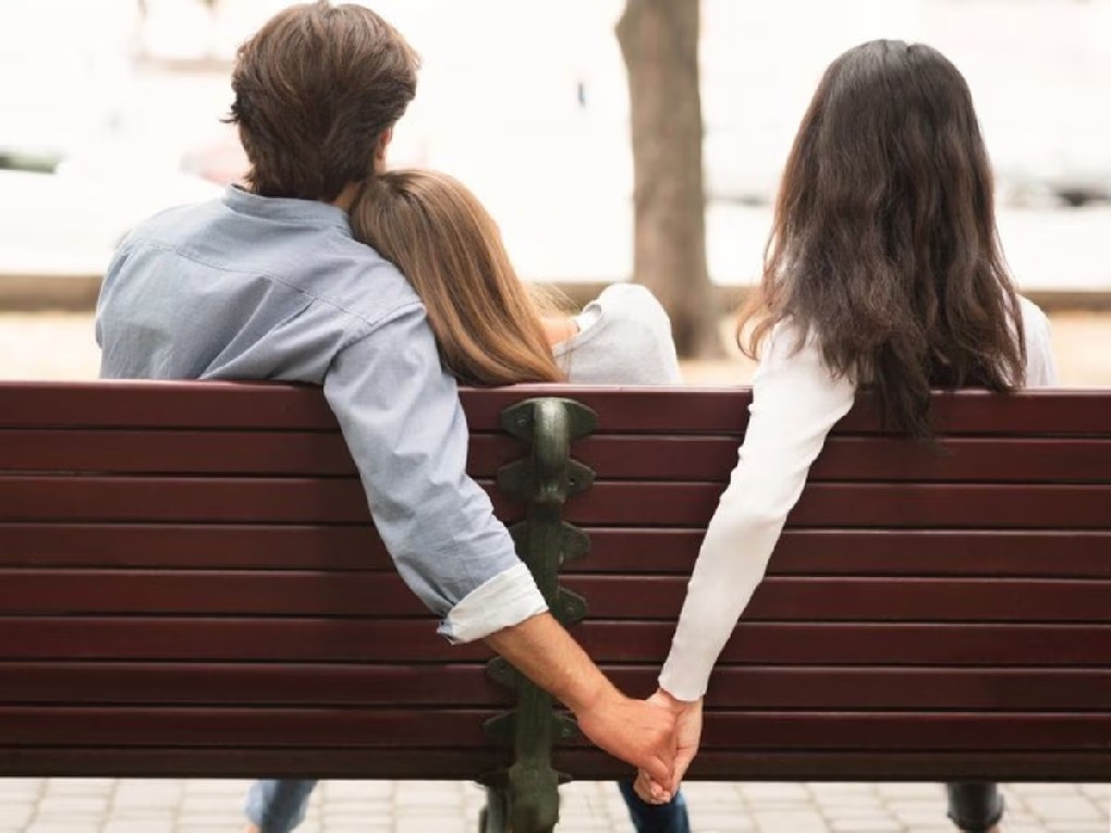Cheating In Relationship: प्रेमाच्या, विश्वासाच्या नात्यात पुरुष का करतात विश्वासघात? 5 कारणं समोर, चौथं अगदी अनपेक्षित Cheating In Relationship: प्रेमाच्या, विश्वासाच्या नात्यात पुरुष का करतात विश्वासघात? 5 कारणं समोर, चौथं अगदी अनपेक्षित