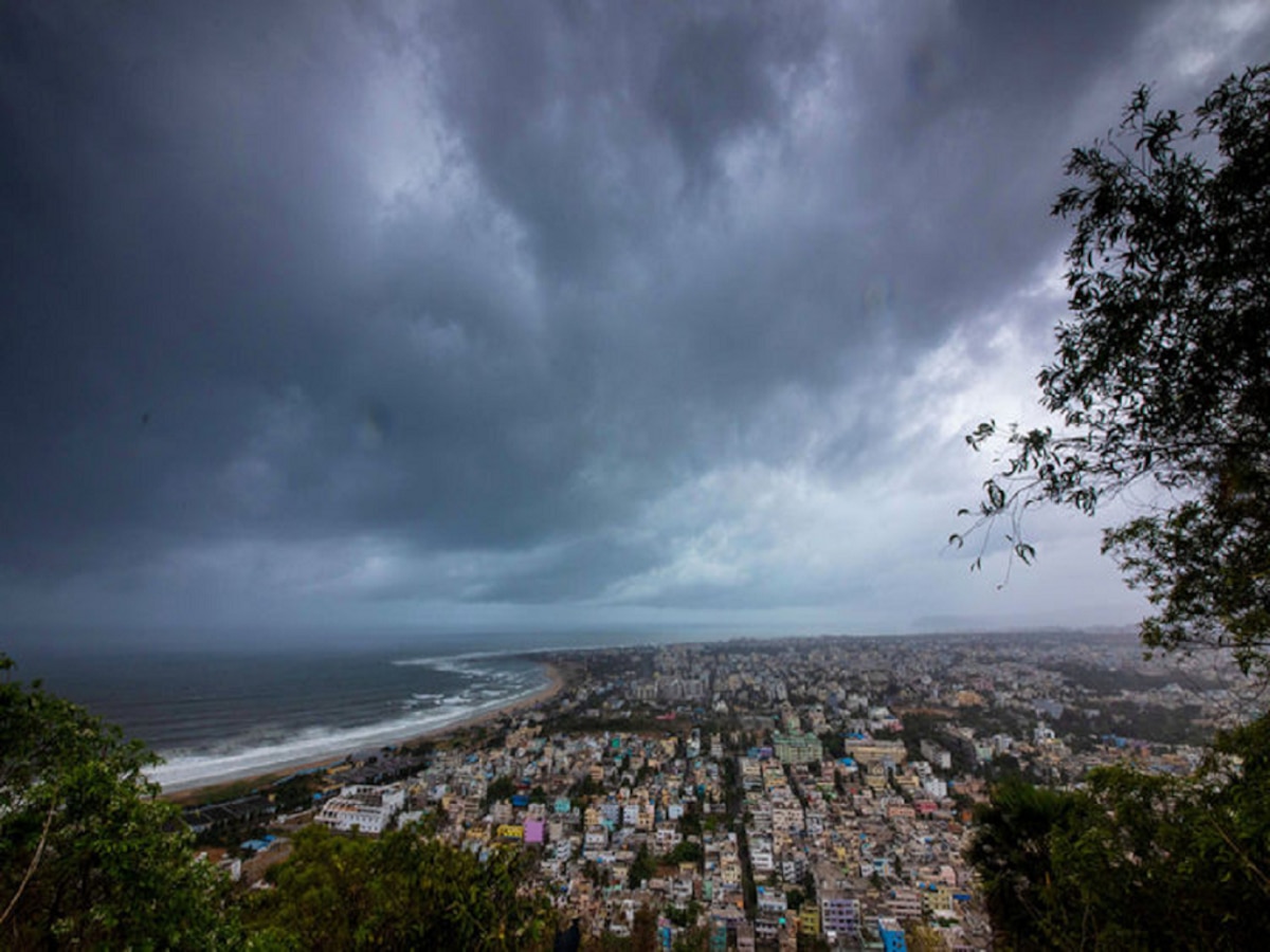 Weather News : बापरे! अद्याप ओसरलं नाही 'दाना' चक्रीवादळाचं सावट? महाराष्ट्रातील थंडीवर होणार परिणाम?  title=