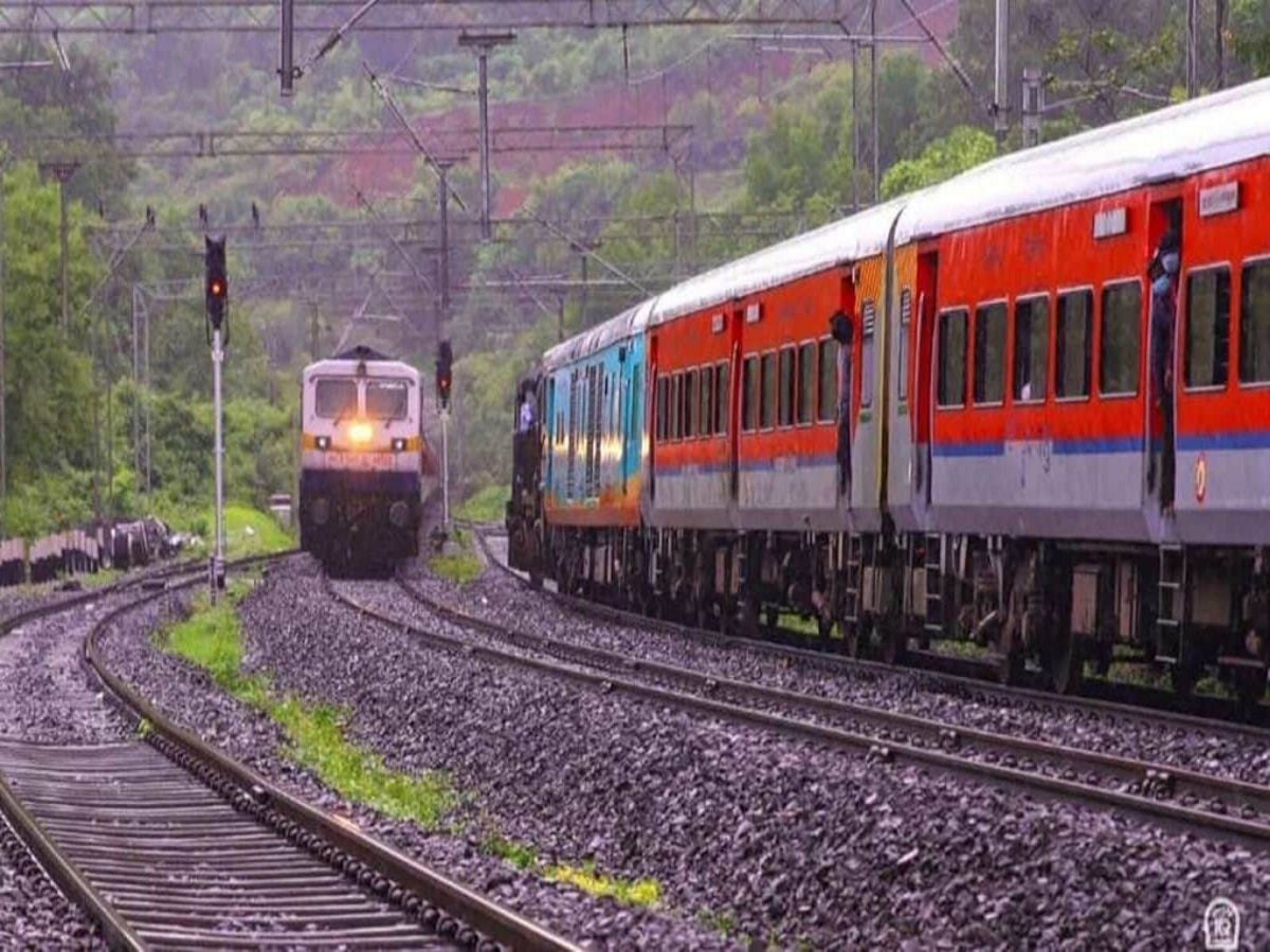 Indian Railway : रेल्वेतून प्रवास करताना फटाके सोबत नेता येतात का?  title=