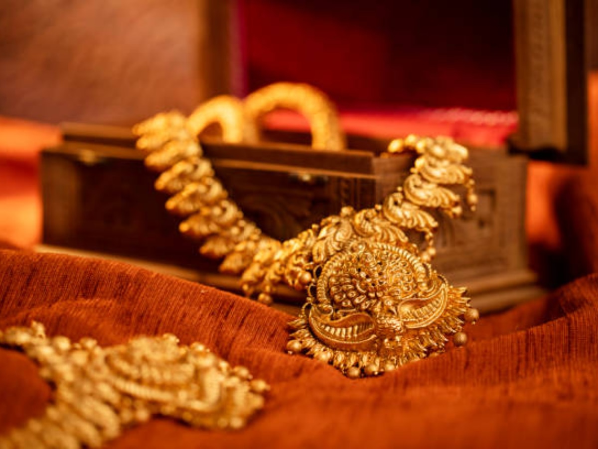 Gold Price : धनत्रयोदशीपूर्वी सोनं झालं महाग; दिवाळीपूर्वीच सोन्याचा भाव वधारला  title=