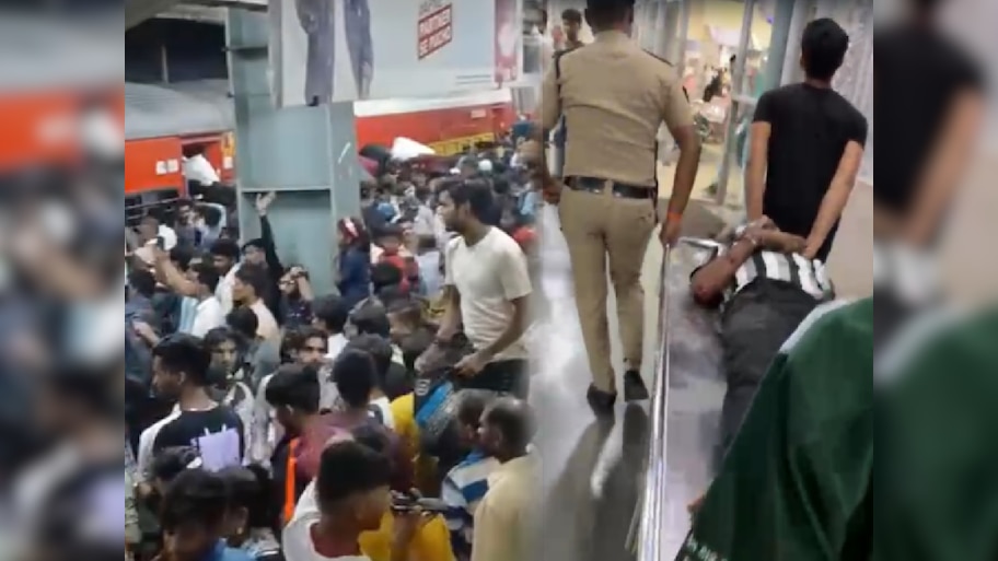 Video: वांद्रे टर्मिनसवर चेंगराचेंगरी; अनेक प्रवासी जखमी, दोघांची प्रकृती गंभीर