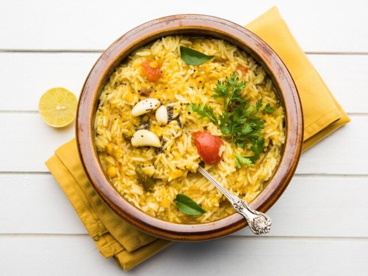 Health Benefits of Khichdi: झटपट होणारी खिचडी आरोग्यासाठी आहे फायदेशीर title=