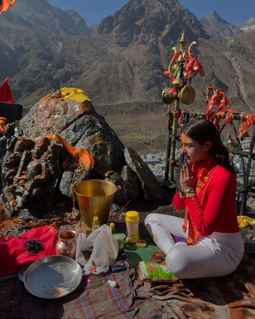 actress Sara Ali Khan Visits Kedarnath shares photos and video 