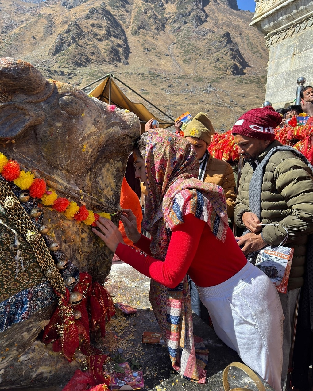 actress Sara Ali Khan Visits Kedarnath shares photos and video 