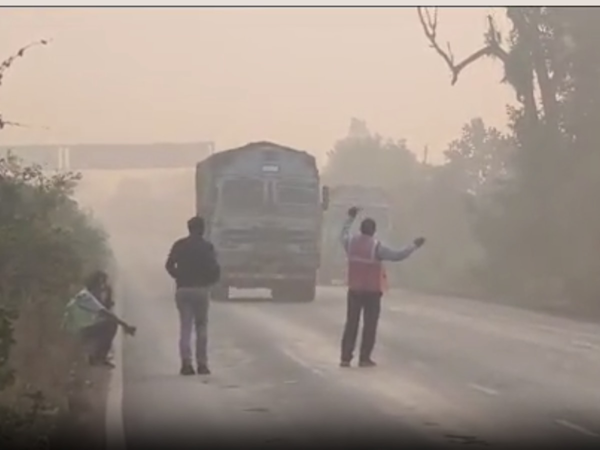 पोलिसांच्या साथीने राष्ट्रीय महामार्गावर धक्कादायक प्रकार; VIDEO पाहून तुम्हालाही येईल संताप title=