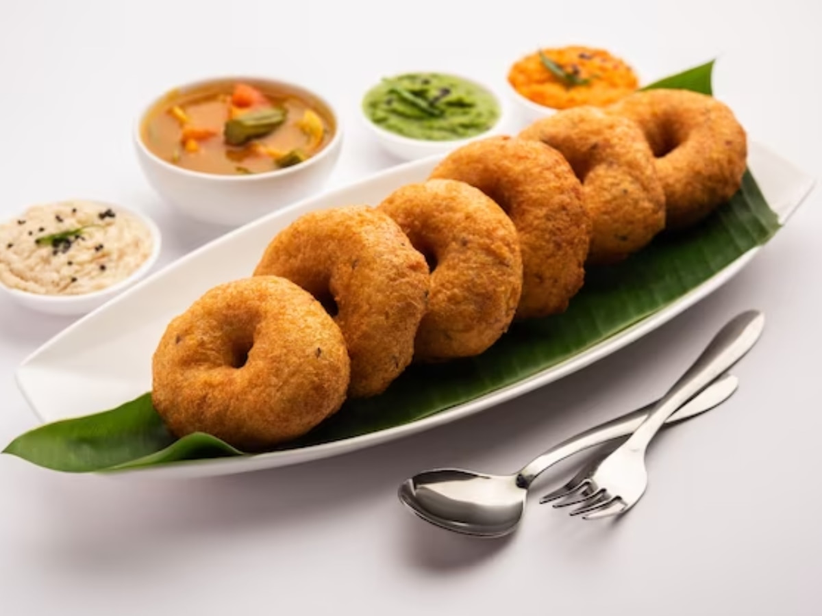 Suji Mendu Vada Recipe: घरी बनवा झटपट मेदू वडा, रविवारचा नाश्ता होईल खास; जाणून रेसिपी  title=