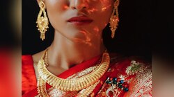लग्नसराईला सुरुवात होताच सोन्याच्या दरात मोठी घसरण, वाचा 18,22,24 कॅरेटचे भाव