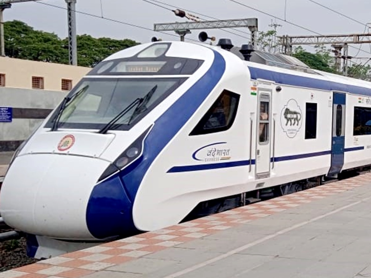 Indias First Engine Less Train Vande Bharat Marathi News