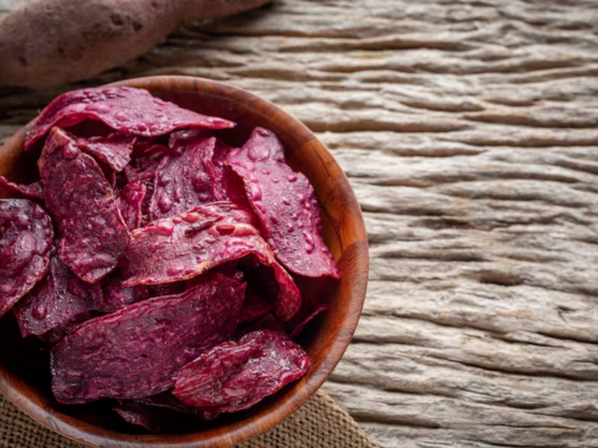 Beetroot Chips Recipe: मुलं बीटरूट खात नाहीत? मग त्यापासून बनवा चिप्स, झटपट होणारी रेसिपी जाणून घ्या  title=